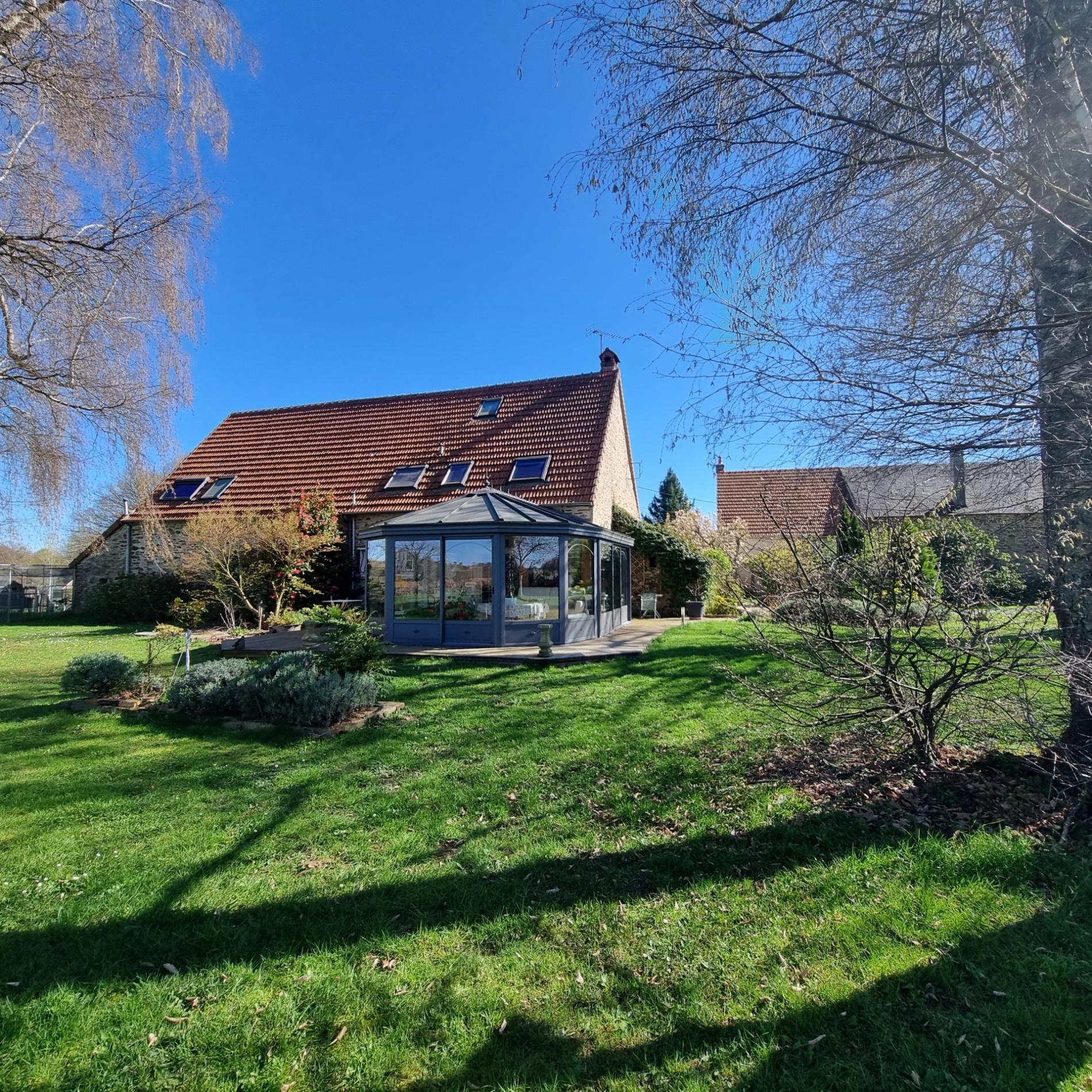 Ensemble de deux maisons d'habitation en excellent état sur 9 900 m2 de terrain !