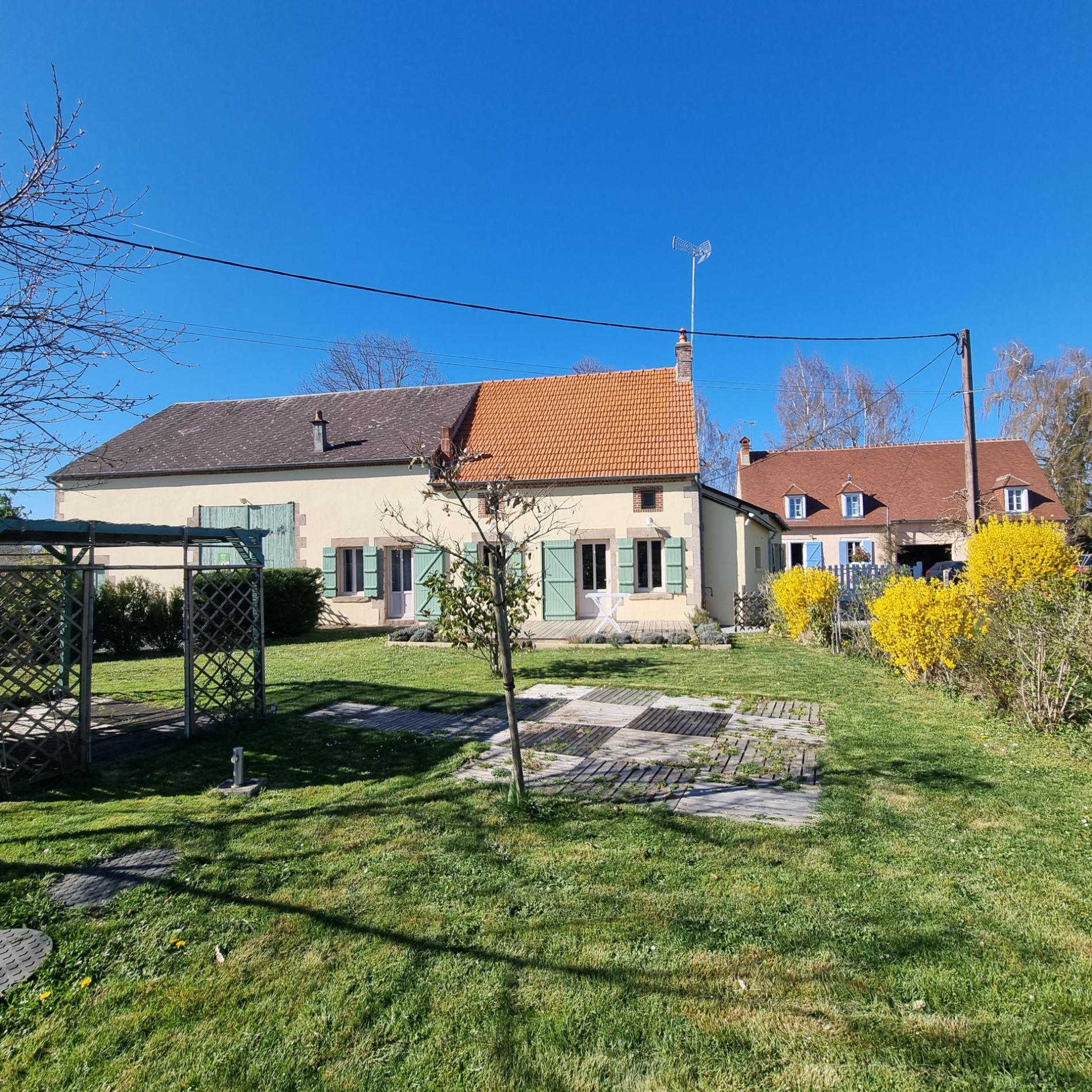 Ensemble de deux maisons d'habitation en excellent état sur 9 900 m2 de terrain !