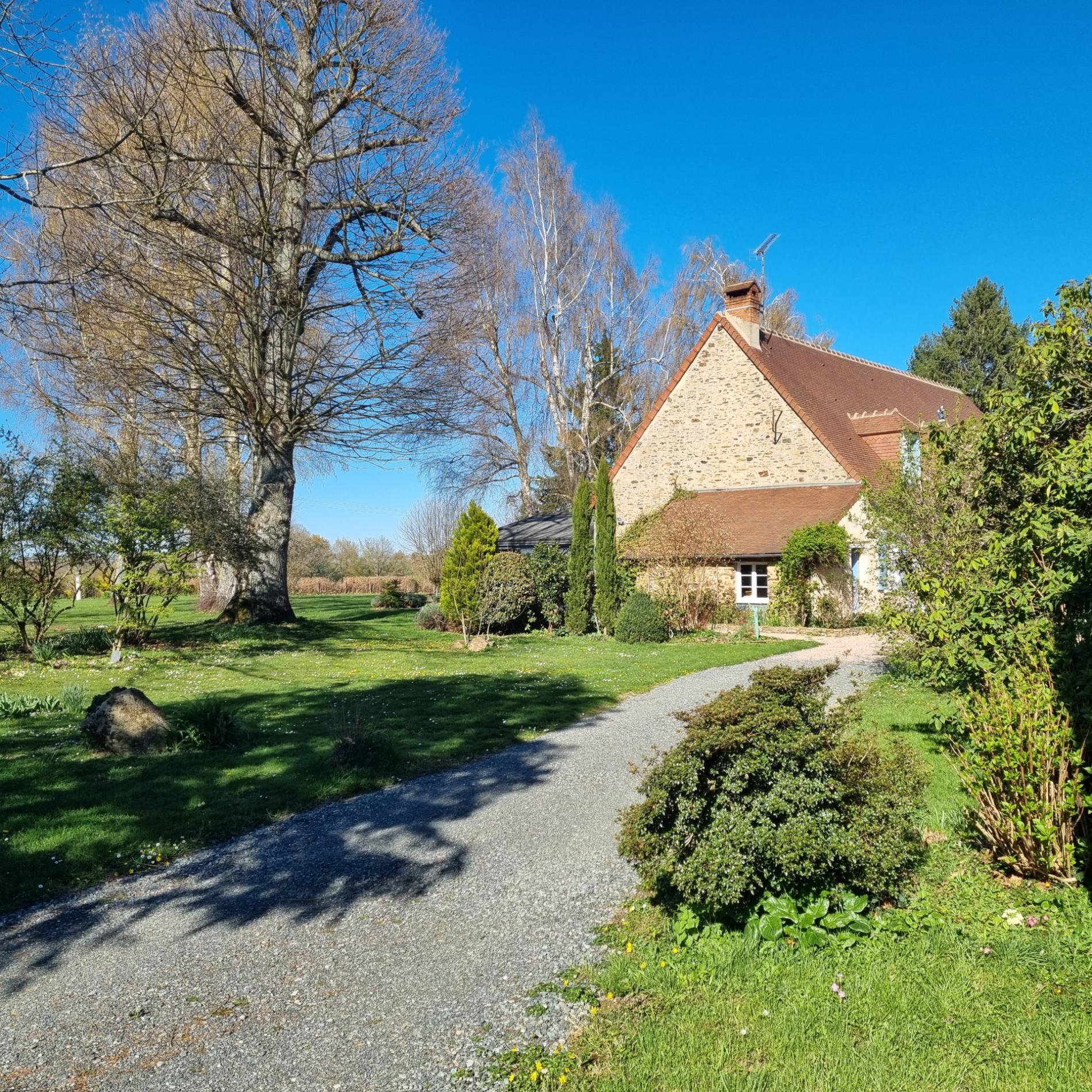 Ensemble de deux maisons d'habitation en excellent état sur 9 900 m2 de terrain !