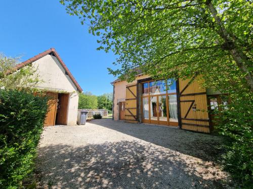 Grange réhabilitée sur 9 518 m2 de terrain traversé par un ruisseau !