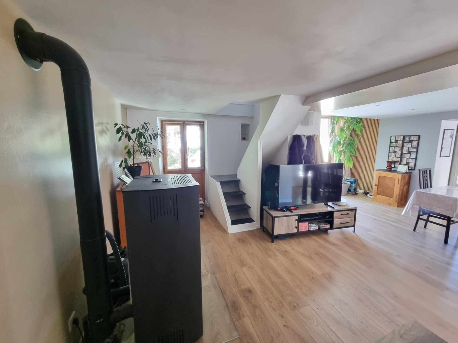 Grange réhabilitée sur 9 518 m2 de terrain traversé par un ruisseau !