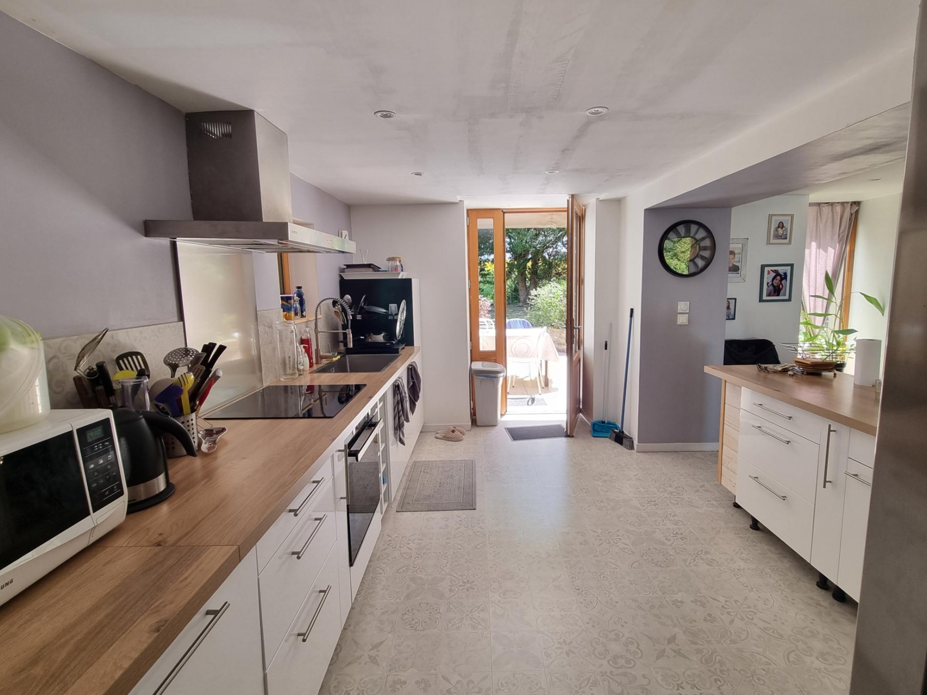 Grange réhabilitée sur 9 518 m2 de terrain traversé par un ruisseau !