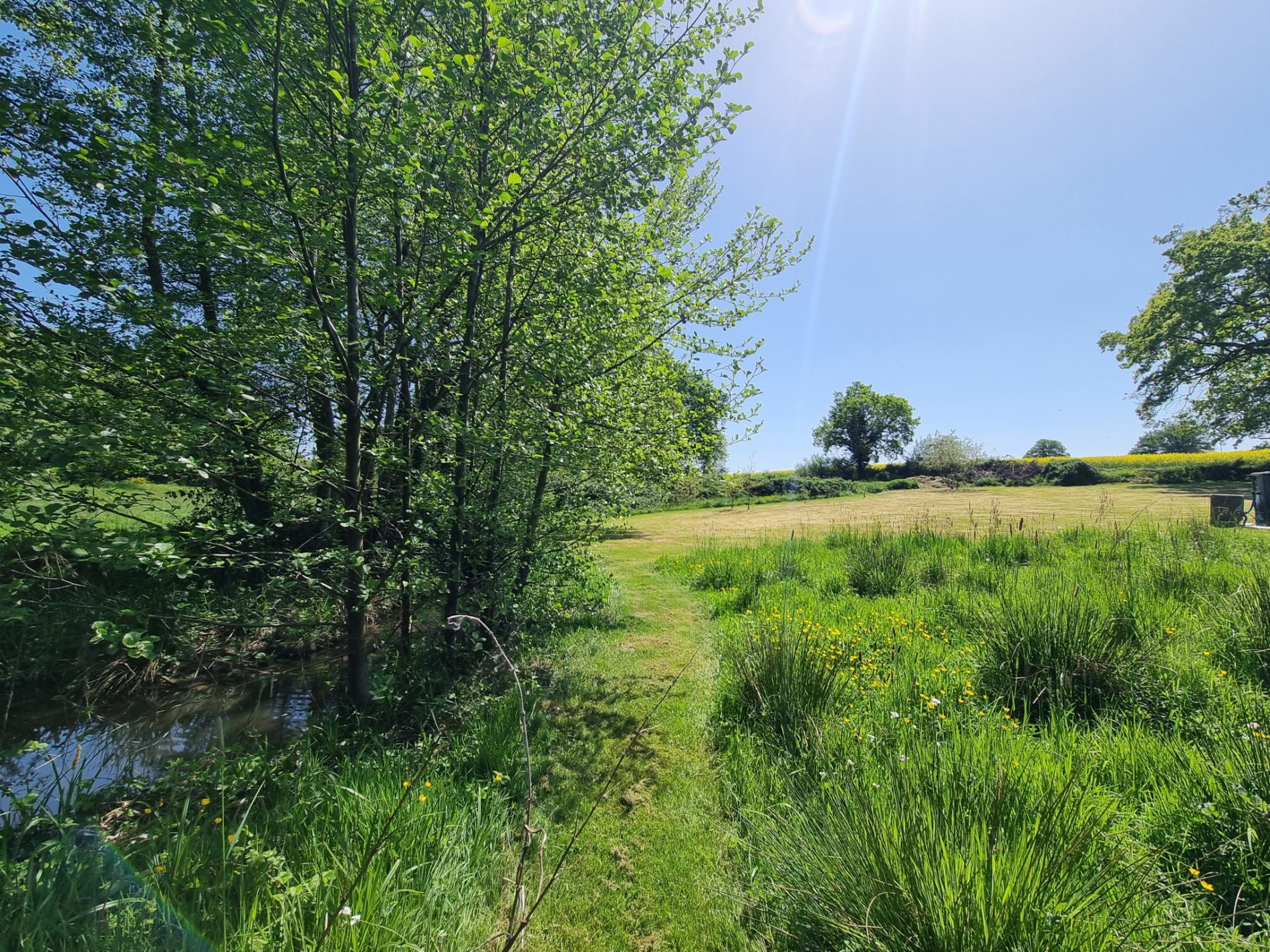 Grange réhabilitée sur 9 518 m2 de terrain traversé par un ruisseau !