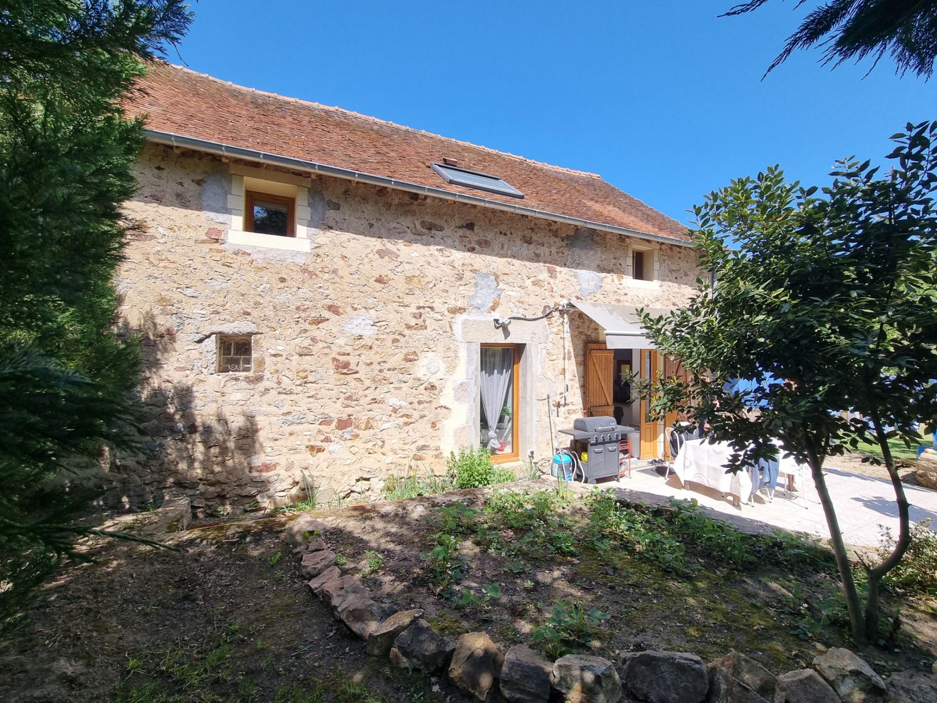 Grange réhabilitée sur 9 518 m2 de terrain traversé par un ruisseau !
