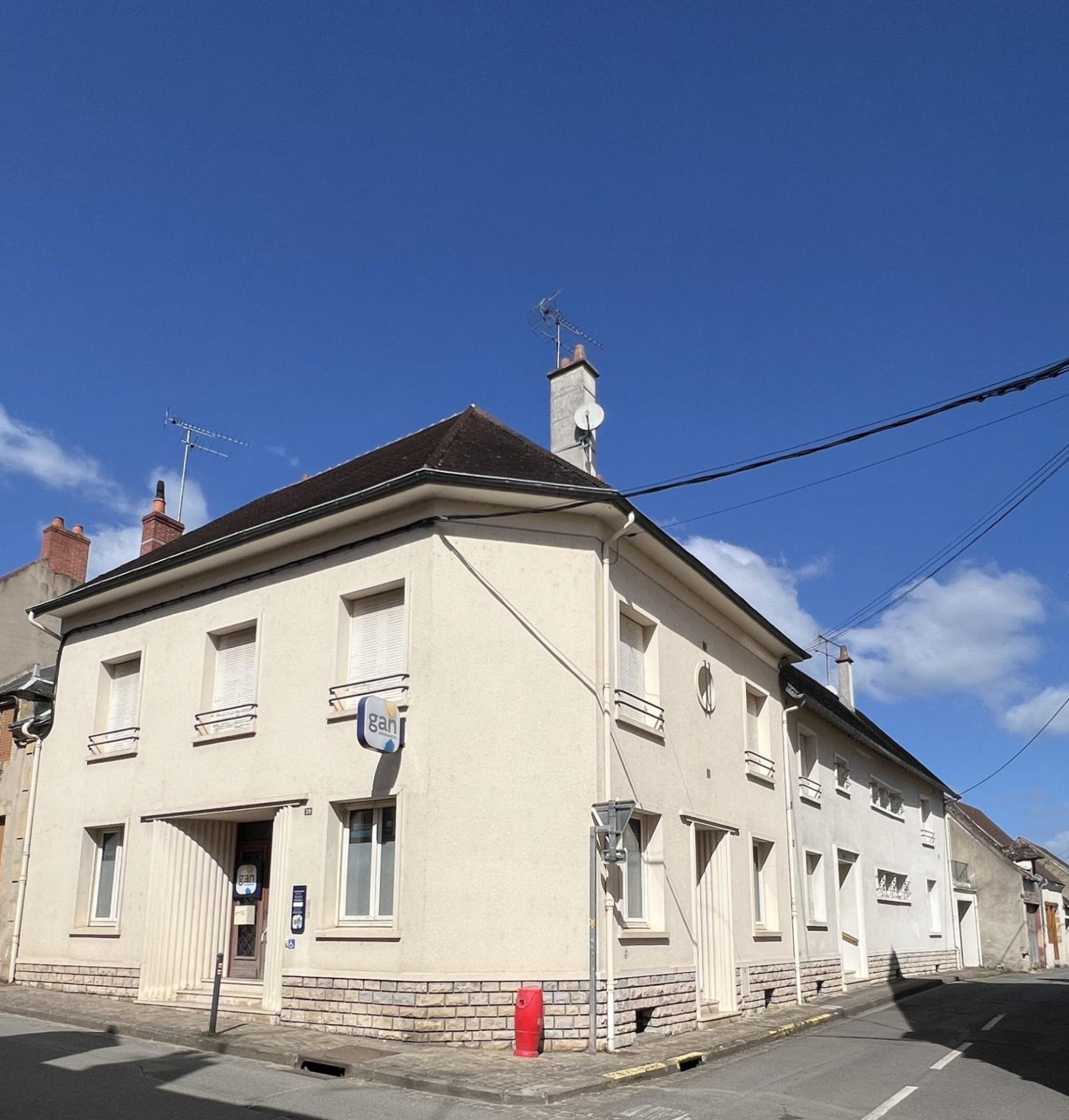 Ensemble Immobilier de deux maisons de villes avec commerce !