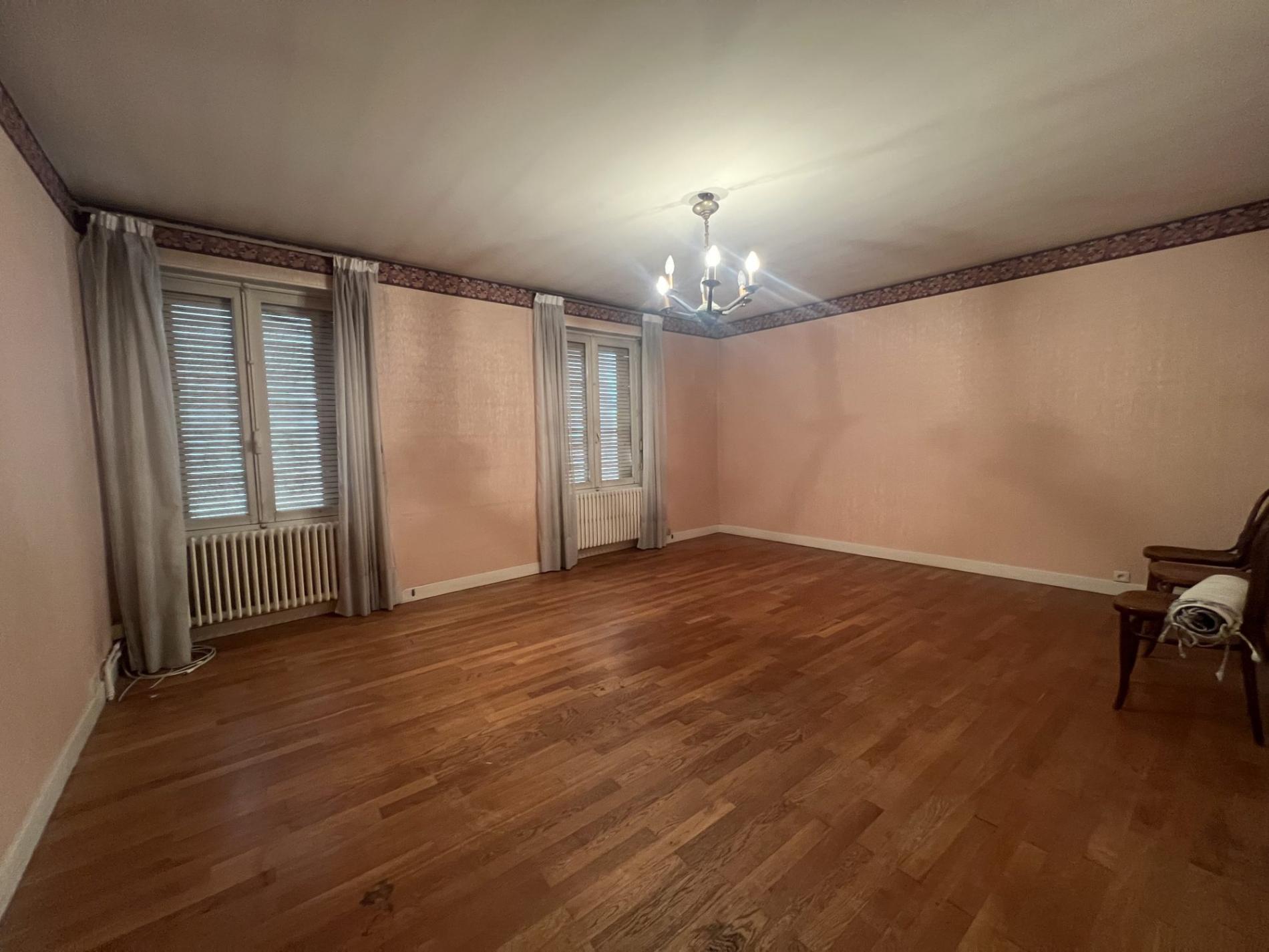 Ensemble Immobilier de deux maisons de villes avec commerce !
