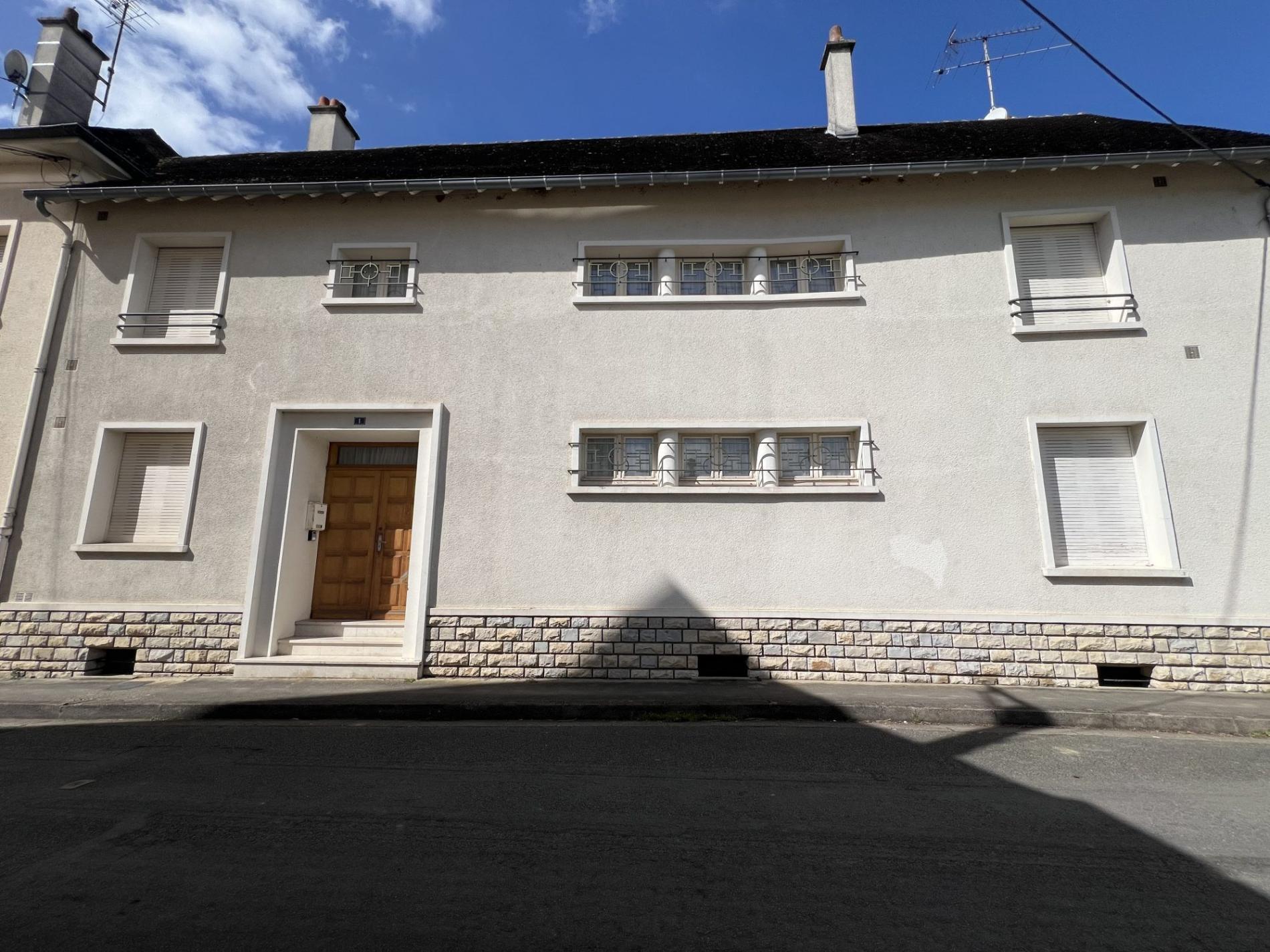 Ensemble Immobilier de deux maisons de villes avec commerce !