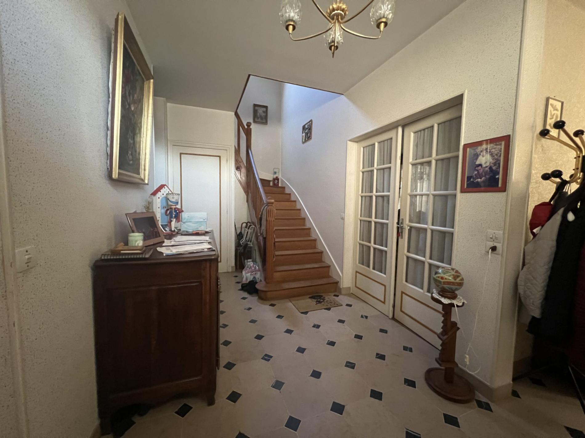 Ensemble Immobilier de deux maisons de ville avec commerce !
