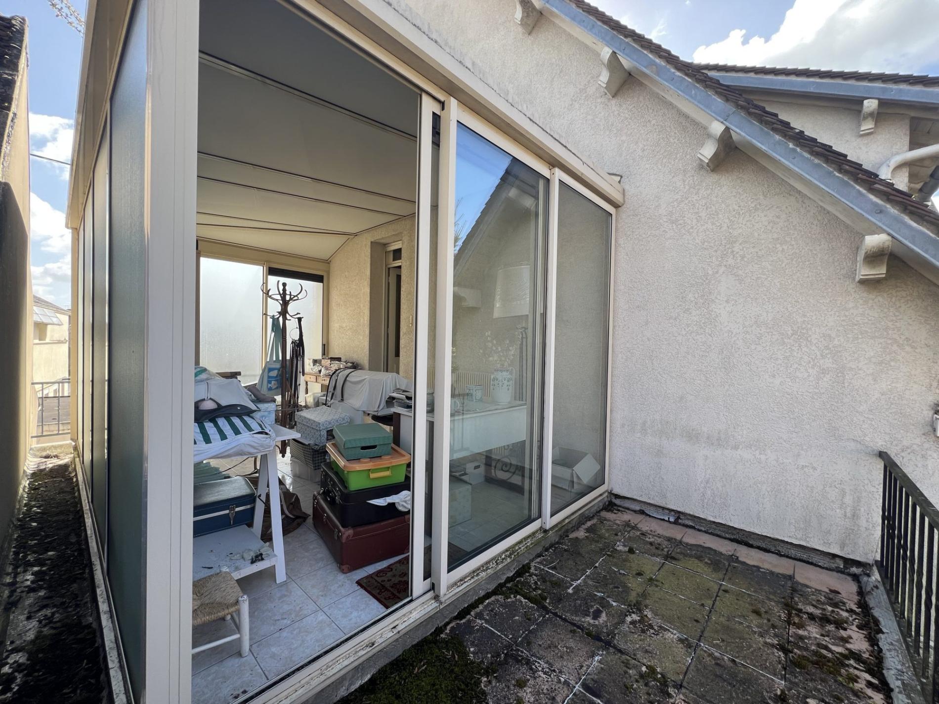 Ensemble Immobilier de deux maisons de villes avec commerce !