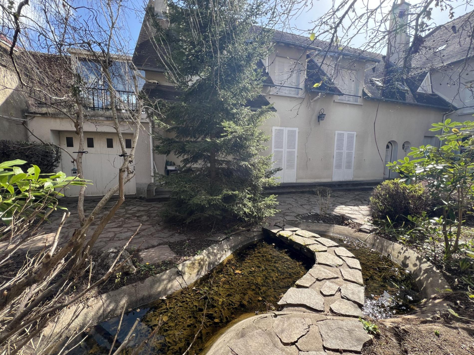 Ensemble Immobilier de deux maisons de villes avec commerce !