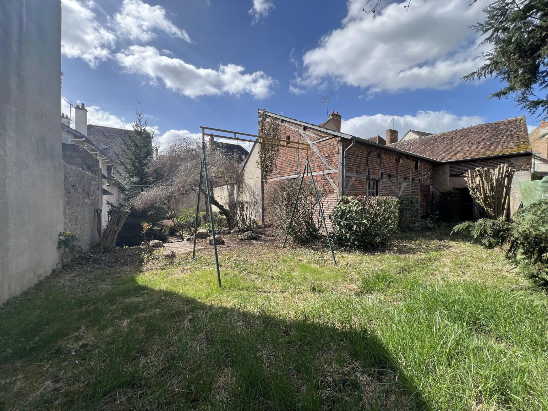 Ensemble Immobilier de deux maisons de villes avec commerce !