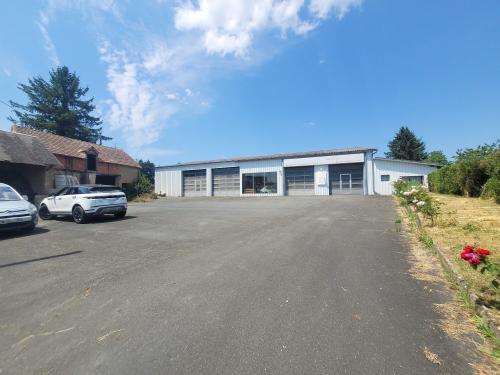 Garage de 900 m2 idéal pour votre activité !