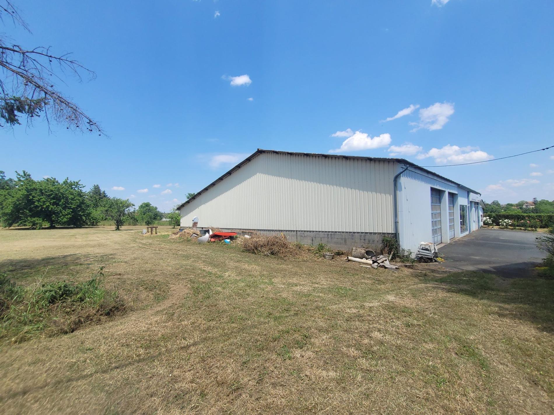 Garage de 900 m2 idéal pour votre activité !