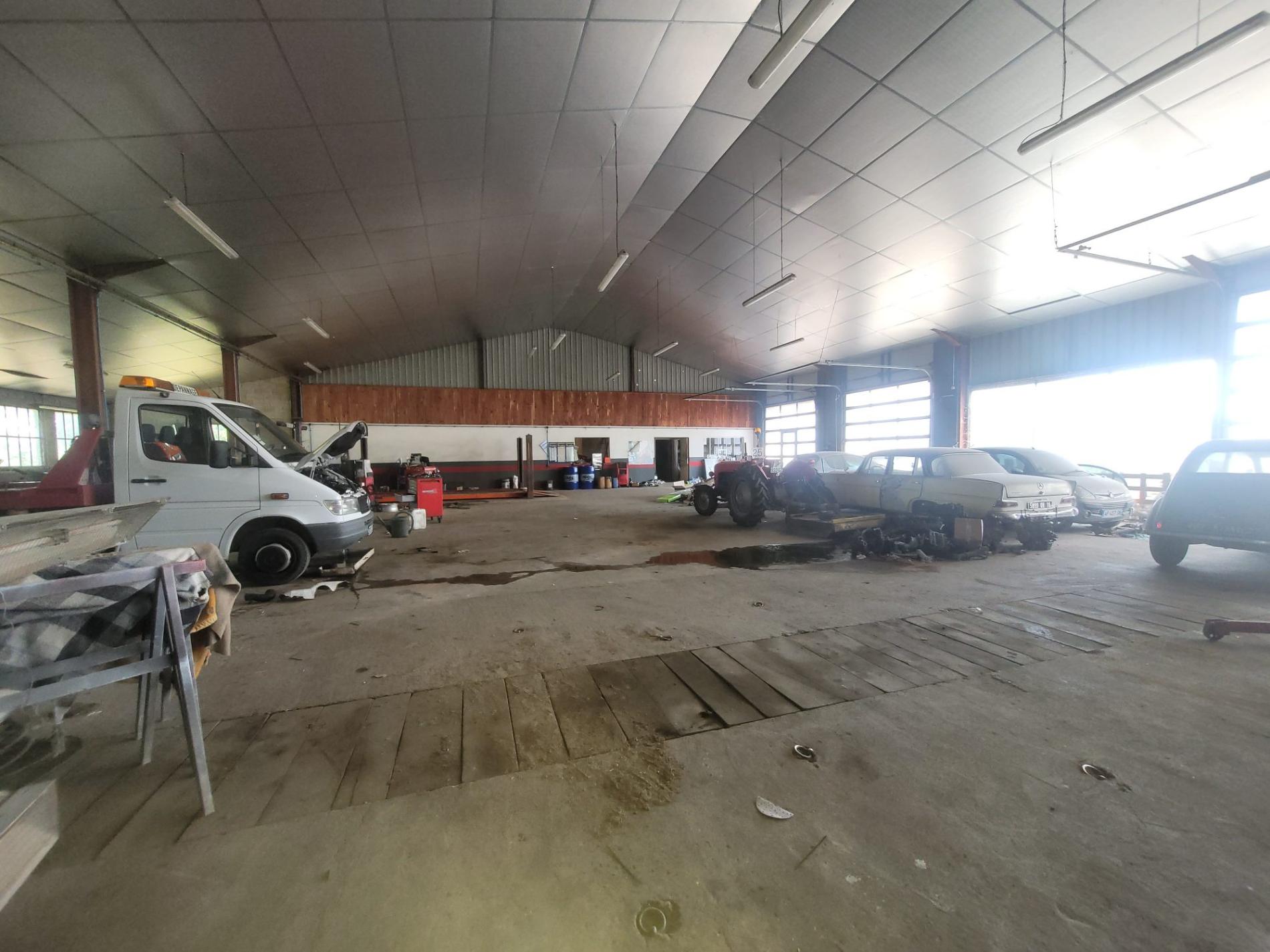 Garage de 900 m2 idéal pour votre activité !