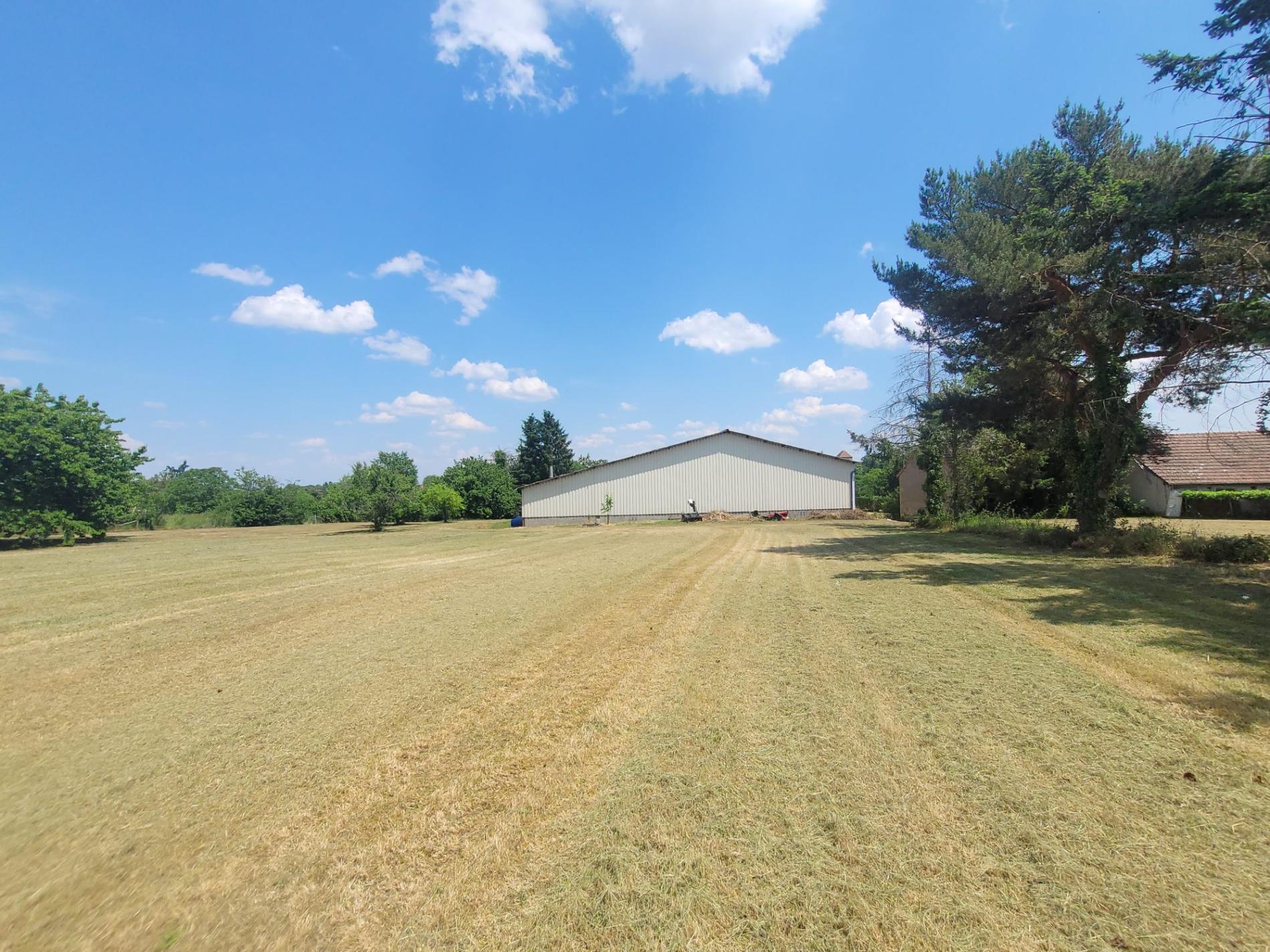 Garage de 900 m2 idéal pour votre activité !