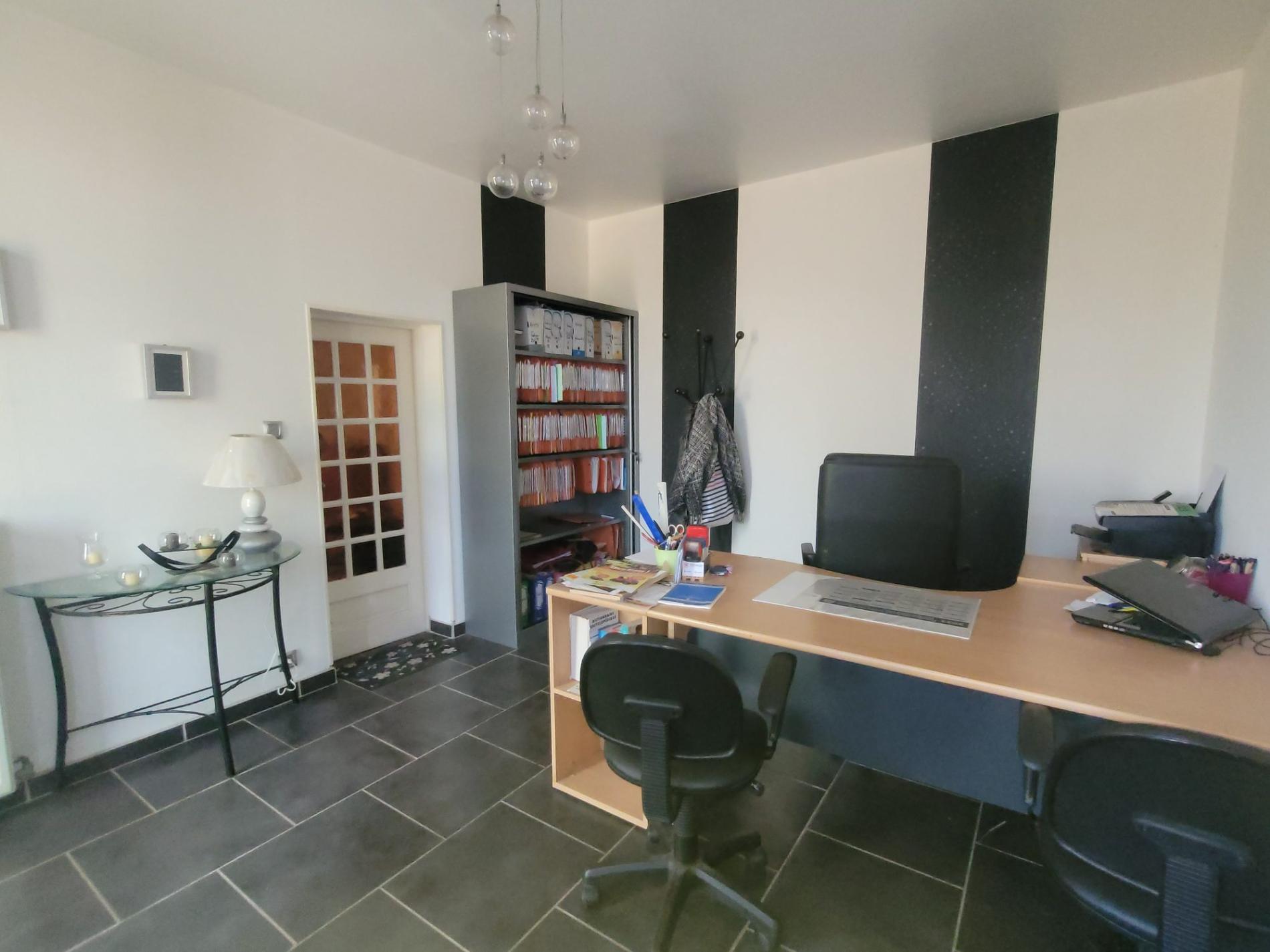 Garage de 900 m2 idéal pour votre activité !